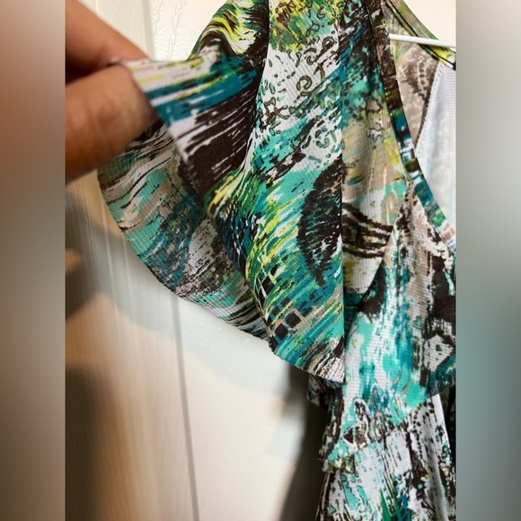 🪶Abstract Feather Print Ruffle Blouse - Picture 6 of 8